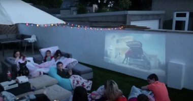 ليلة أفلام ملحمية.. هكذا تقضى أكبر عائلة بريطانية عطلة نهاية الأسبوع