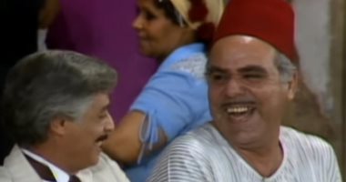 نعيم عيسى يشاهد مسرحية ريا وسكينة من منزله.. (فيديو)