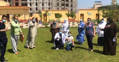 صور.. خروج 9 حالات جديدة بعد تعافيها من فيروس كورونا بالمدينة الجامعية ببنى سويف