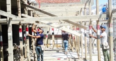 إيقاف الأعمال وفك الشدة الخشبية لعقار مخالف بحى غرب المنصورة 