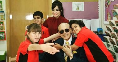 أقرب الناس لقلبى.. محمد صبحى يلتقى مجموعة من أصحاب القدرات الخاصة.. صور