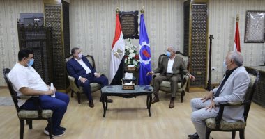 محافظ السويس يستقبل القيادات الأمنية لمناقشة خطة إزالة العشوائيات ومنع التعديات.. صور