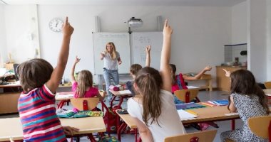 علماء يؤكدون أهمية الكتابة بالقلم لزيادة نشاط أدمغة الأطفال