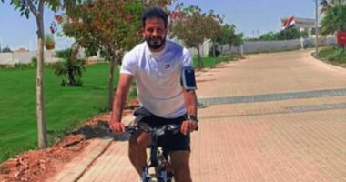 سيد معوض يتحدى ملل توقف النشاط بركوب الدراجة