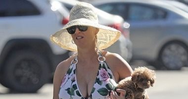 كاتى بيرى تستعرض حملها بارتداء مايوه من Dolce & Gabbana.. تعرف على سعره