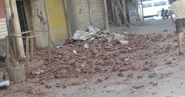 صور.. انهيار سور بلكونة سطح منزل بالغربية ولجنة هندسية لمعاينته
