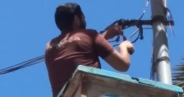 صور.. التصدى لحالات سرقة التيار الكهربائى بميدان المساجد بالإسكندرية  