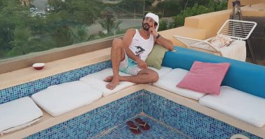 بصورة طريفة من العزل.. أحمد حلمى قاعد مستنى الصيف على حمام السباحة