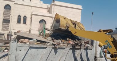 إخلاء سوق عشوائى بالسيدة زينب وتطهير المنطقة.. صور 
