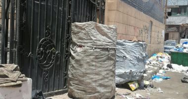 تراكم القمامة أمام قصر المجوهرات ومحطة ترام كلية الفنون بالإسكندرية