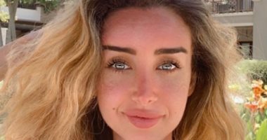 صور.. هنا الزاهد تستمتع بأجواء الصيف وتعود للون شعرها المعتاد بهذا اللوك