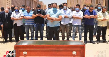 جنازة الراحل حسن حسنى ودفنه بمقابر أسرته بطريق الفيوم