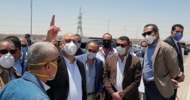 صور.. وزير الإسكان يشهد التشغيل التجريبى لأحد الكبارى الجديدة بـ6 أكتوبر 