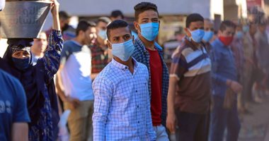 ركاب القطارات يلتزمون بارتداء الكمامات أول أيام تطبيق القرار.. فيديو وصور 