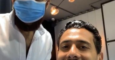 أحمد عادل يتغلب على ملل حظر كورونا بـ قصة شعر جديدة 