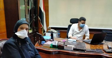صور.. قياس درجات الحرارة وارتداء الكمامات قبل دخول مديرية التربية والتعليم بالغربية