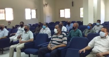 صور.. رئيس مدينة الزينية يعقد إجتماع لمناقشة مخالفات المبانى وتعديات أملاك الدولة