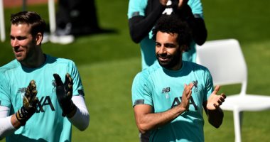 محمد صلاح ولاعبو ليفربول يحتفلون بعيد ميلاد جيرارد.. فيديو 