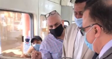 صور وفيديو.. محافظ الإسكندرية يتفقد وسائل المواصلات ويحذر من عقوبة عدم ارتداء الكمامة
