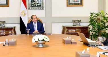 السيسى يجتمع برئيس الوزراء ووزير الاتصالات ويوجه باستمرار تطوير منظومة الإنترنت لاستيعاب احتياجات الاستخدام الكثيف.. ودعم تمويل أجهزة الحاسب الشخصي للطلاب.. و"طلعت" يستعرض انتقال الحكومة للعاصمة الإدارية