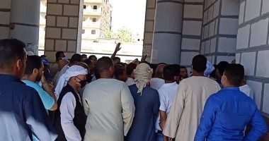 "رغم تحذيرات كورونا".. زحام على حجز تذاكر القطارات بمحطة كوم أمبو بأسوان.. صور