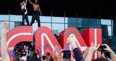فيديو.. متظاهرين فى ولاية أتلانتا يحطموا واجهة مبنى CNN