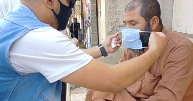 شباب مركز ههيا بالشرقية يوزعون المطهرات والكمامات على الأهالى