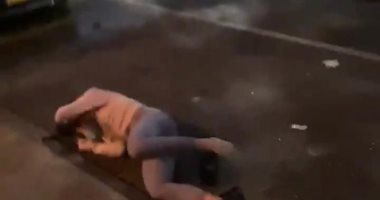 شرطي أمريكي يعتدي بالضرب على فتاة في احتجاجات مقتل جورج فلويد.. فيديو