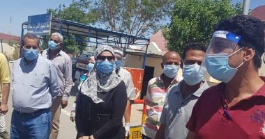 رئيس مدينة سفاجا تترأس حملة لمتابعة التزام مرتادى مواقف السيارات بارتداء الكمامة
