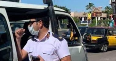 حملات مرورية مكثفة بالإسكندرية فى المواصلات العامة للتأكد من ارتداء الكمامة.. صور