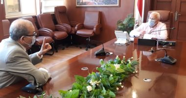 محافظ بورسعيد يبحث مع وكيل التعليم تقييم المشروعات البحثية للشهادة الإعدادية