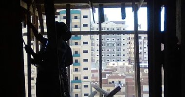 إزالة طابق مخالف خلال حملة بحى ثان المحلة.. صور