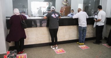 صور.. التزام تام بين المواطنين بارتداء الكمامات بمكاتب البريد