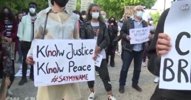 متظاهرون يرفضون مقتل شاب أسود أمام السفارة الأمريكية في برلين.. صور