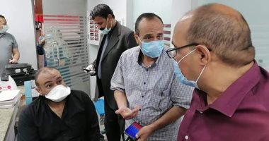 رئيس مدينة سمنود بالغربية يتفقد مكاتب البريد ويشدد على ارتداء الكمامات