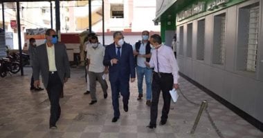 محافظ المنيا يتابع التزام العاملين والمواطنين بإرتداء الكمامات