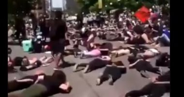 متظاهرون أمريكيون يرددون كلمات جورج فلويد الأخيرة: "لا أستطيع التنفس"..فيديو