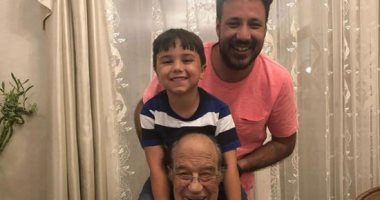نجل المخرج أشرف فهمى يرد الجميل للراحل حسن حسنى: "خلتنى أحس كلمة بابا"