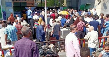 طوابير أمام ماكينات الصراف الآلى بالزقازيق فى أول يوم عمل عقب أجازة عيد الفطر 