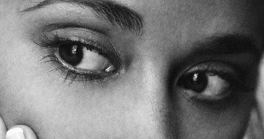 "حاطه إيدها على خدها".. صديقة ليونيل ميسى فى صورة أبيض × أسود
