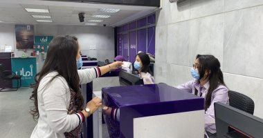 صور.. التزام عملاء وموظفى "المصرية للاتصالات" بالكمامات والإجراءات الوقائية