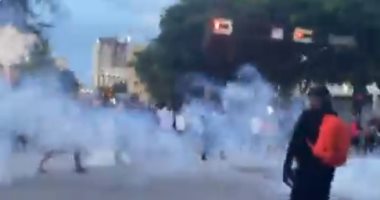 فرق الدفاع المدنى تحاول إخماد حرائق فى فيلادلفيا اندلعت إثر الاحتجاجات