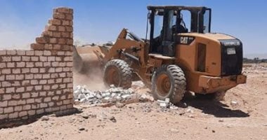 صور.. إزالة 27 حالة تعد على الأراضى الزراعية وأملاك الدولة فى إسنا