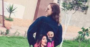 شاهد.. إيمي طلعت زكريا ترتدى جاكيت مطبوع عليه صورتها مع والدها الراحل