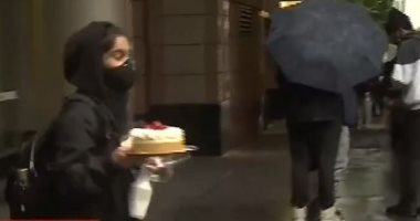 فتاة تنهب قطعة "تشيز كيك" خلال احتحاجات أمريكا..  فيديو