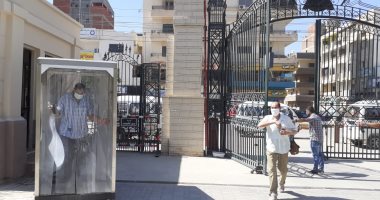 التزام العاملين في جامعة بنها بارتداء الكمامة.. صور 