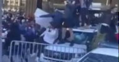 فوضى تعم أمريكا.. متظاهرون يحطمون زجاج سيارات الشرطة أمام مول تجارى.. فيديو