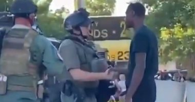 شرطيون يتضامنون مع محتجين أمام سجن مقاطعة أوكلاهوما فى أمريكا.. فيديو