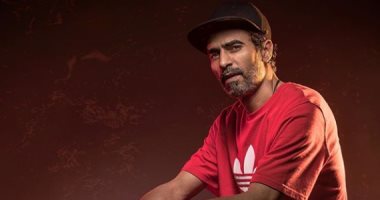 شورت وفانلة وكاب.. محمد علاء في لوك مختلف بعد مشاركته بمسلسل "البرنس"
