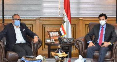 صور.. وزير الرياضة يناقش مع الجنايني خارطة طريق الكرة المصرية